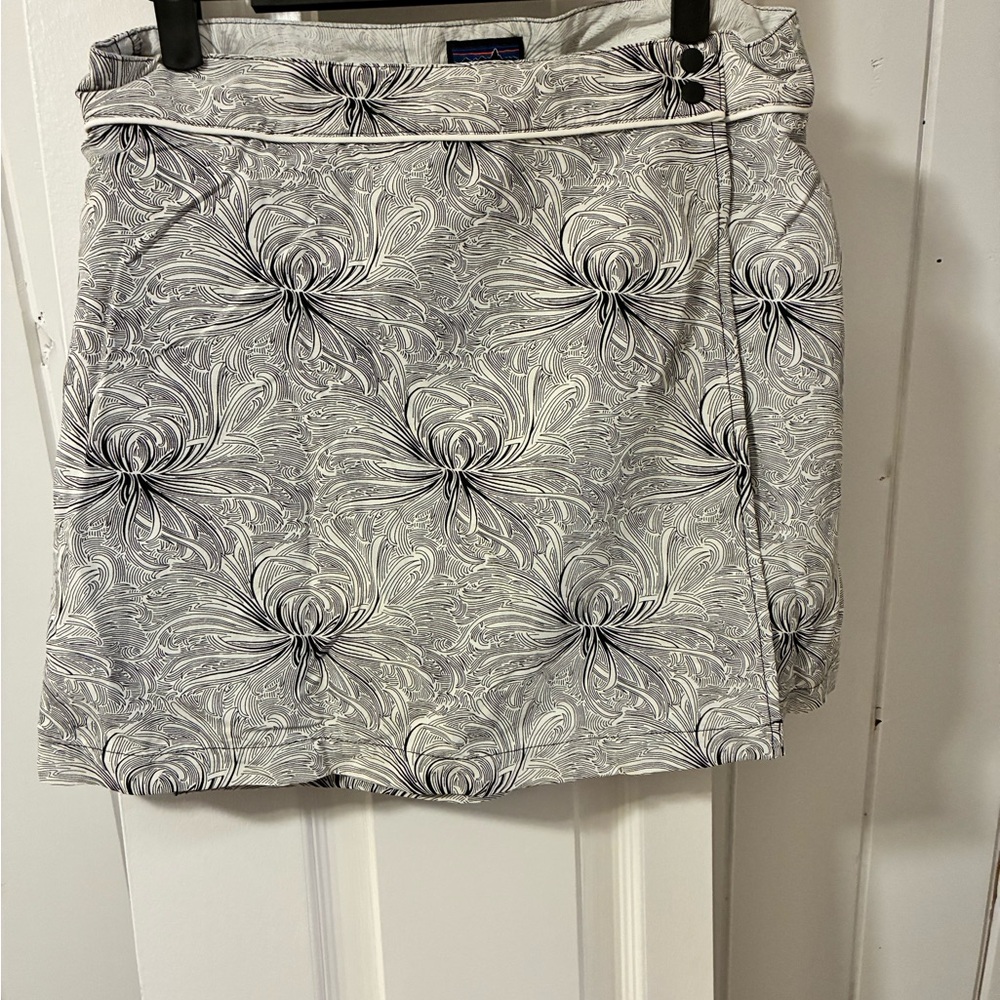 Patagonia Women's boardie skort with removable skirt or shorts - Picture 4 of 9